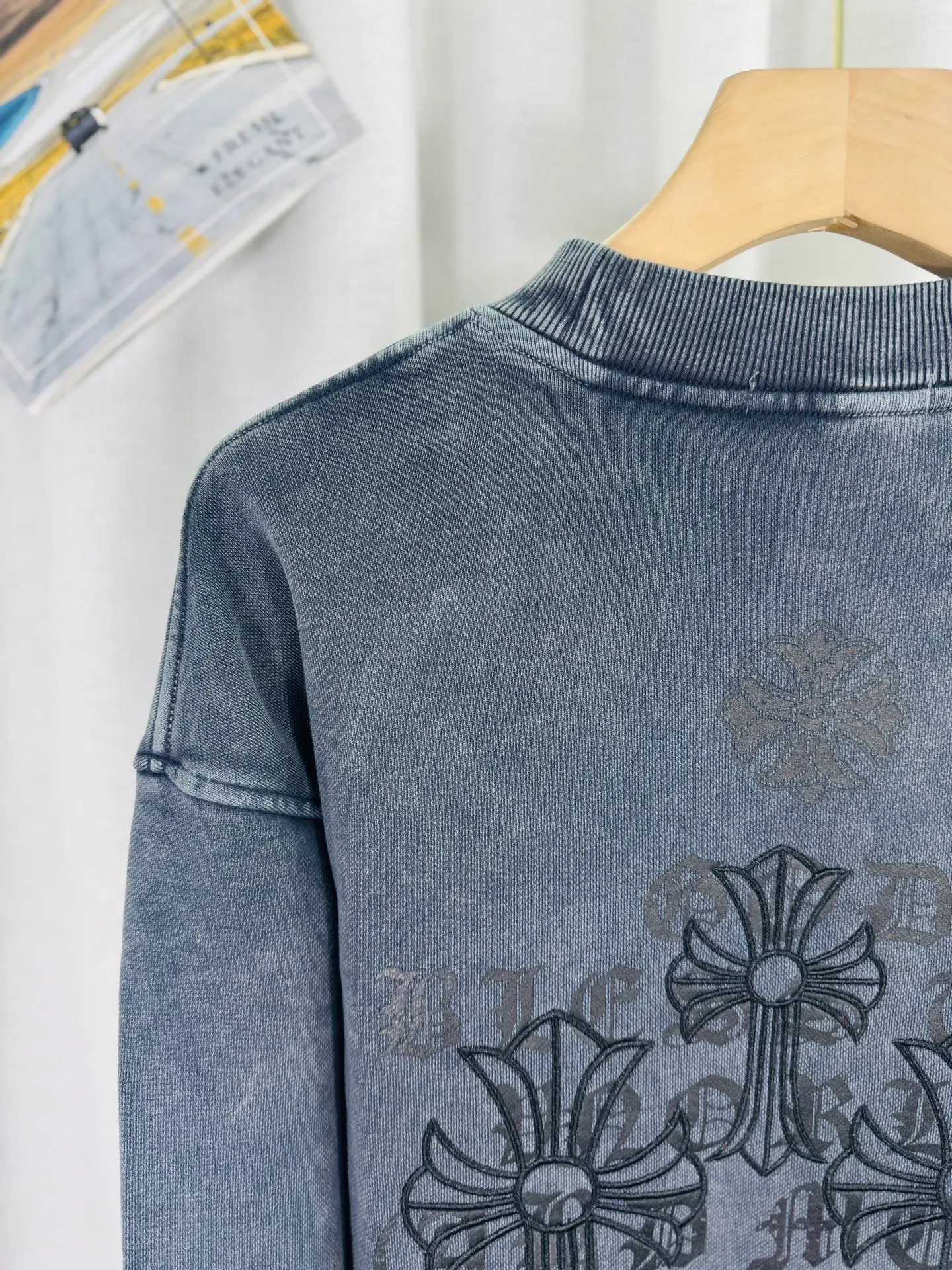 P270 top version, real shot without P, ​​different from market currency) 𝗖𝗵𝗿𝗼𝗺𝗲 𝗛𝗲𝗮𝗿𝘁𝘀/Cro Heart 2025 washed patch embroidery autumn and winter new original single counter American laser burnt 3D three-dimensional color embroidered couple casual sweatshirt 👑The highest version! Customized fabric 430g tripe terry fabric! American acid-washed and distressed original fabric, laser burnt pattern, exquisite embroidery of letters! The best-selling model in the counter, very comfortable to wear. Accessories: original molded and authenticated collar label➕100% silk wash label. Genuine purchase-grade original hangtag➕matching hanging rope➕3D hanging beads➕original packaging bag. Craftsmanship: The original version has consistent wiring! The highest version of the armhole matching technique! Color: Gray Black Size: S M L XL Style No.: 9336